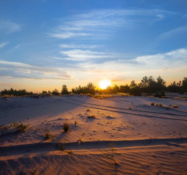 Geniş kumlu çöl dramatik günbatımında