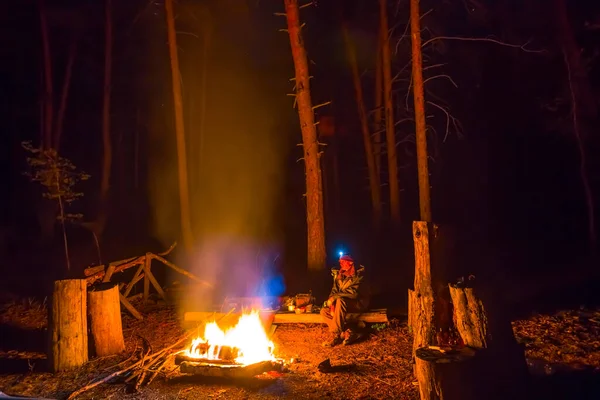 Touriste Assis Près Feu Camp Dans Obscurité Scène Camp Voyage — Photo