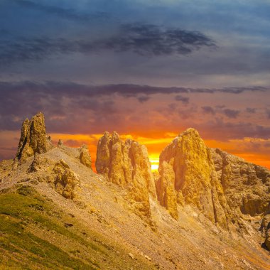 Gün batımında taşlı dağ zinciri, dramatik yolculuk geçmişi