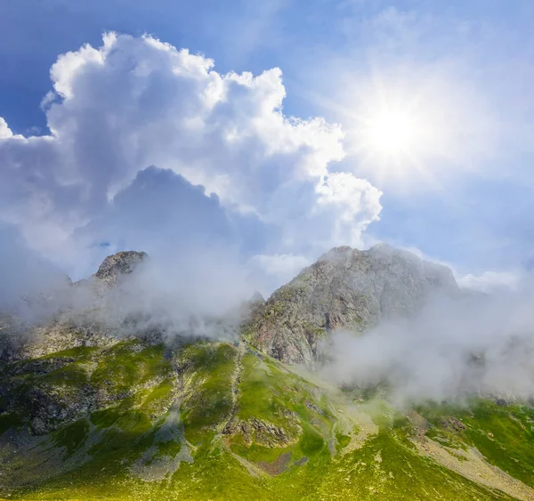 Grön Bergsdal Täta Moln Den Soliga Dagen Naturliga Resor Bakgrund — Stockfoto