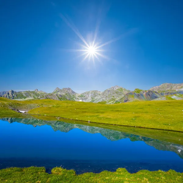 Blauw Kalm Meer Bergdal Onder Glinsterende Zon Bergritten Achtergrond — Stockfoto