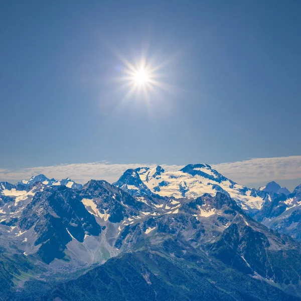 Chaîne Montagne Bleue Dans Neige Sous Soleil Étincelant — Photo