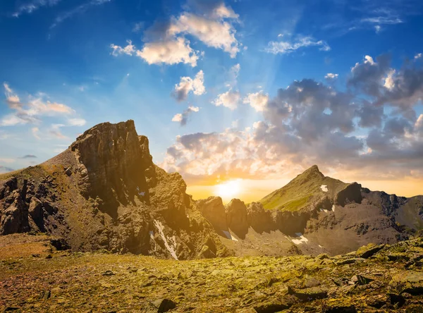 Sassoso Catena Montuosa Tramonto Drammatico Sfondo Viaggio — Foto Stock