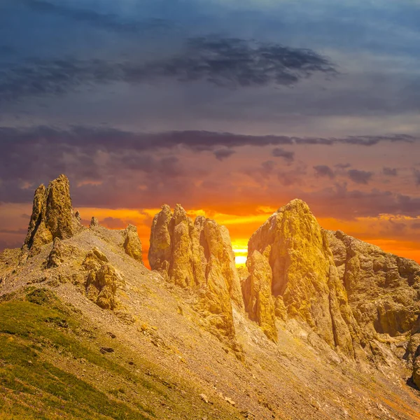 Gün batımında taşlı dağ zinciri, dramatik yolculuk geçmişi