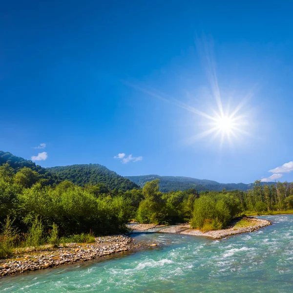 Smaragd Rauscht Sonnigen Tag Durch Das Gebirgstal — Stockfoto