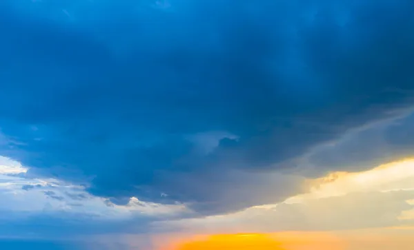 Dramatisk Molnig Himmel Tidig Morgon Naturlig Himmel Bakgrund — Stockfoto
