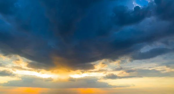 清晨多云的天空 自然的天空背景 — 图库照片