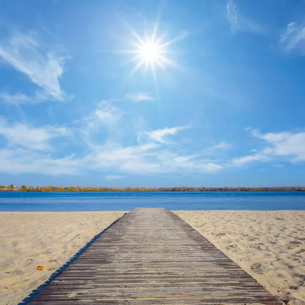 Drewniana Droga Piaszczystej Plaży Gorący Słoneczny Dzień — Zdjęcie stockowe