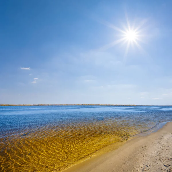 Pobřeží Jezera Slunečného Dne — Stock fotografie