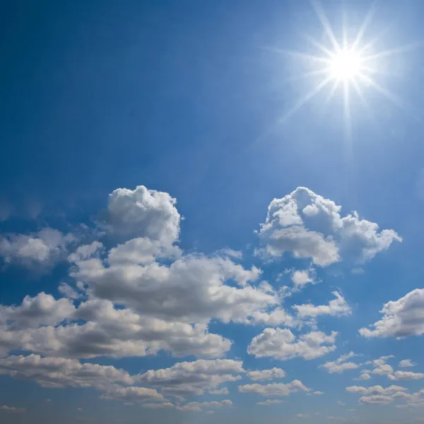 Cielo Azul Con Nubes Cúmulos Sol Brillante Fondo Brillante Cielo — Foto de Stock