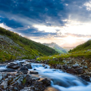 Günbatımında yeşil dağ vadisi, doğal seyahat sahnesi