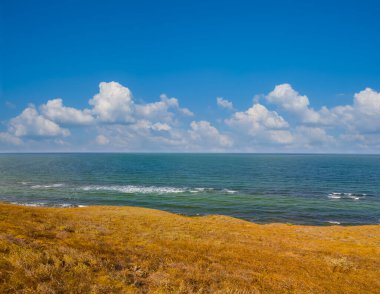 Yaz gününde zümrüt deniz kıyısında