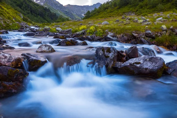 奔流在青山山谷中的河流 自然风景 — 图库照片
