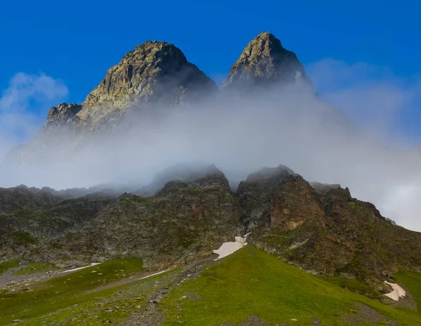 Monte Picco Nella Densa Nebbia Scena Viaggio Naturale — Foto Stock