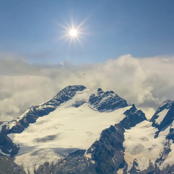 눈덮인 산등성 — 스톡 사진