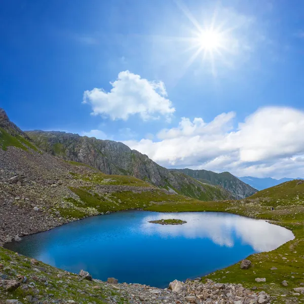 Güneşli Bir Günde Dağ Vadisinde Küçük Mavi Bir Göl — Stok fotoğraf