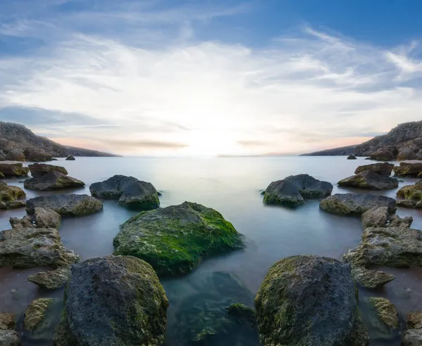 Playa Mar Tranquilo Con Enormes Piedras Madrugada — Foto de Stock
