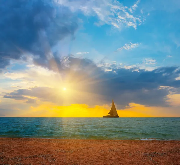 Segeljacht Silhouette Zwischen Ruhigem Smaragdgrünem Meer Dramatischen Sonnenuntergang Sommer Meer — Stockfoto