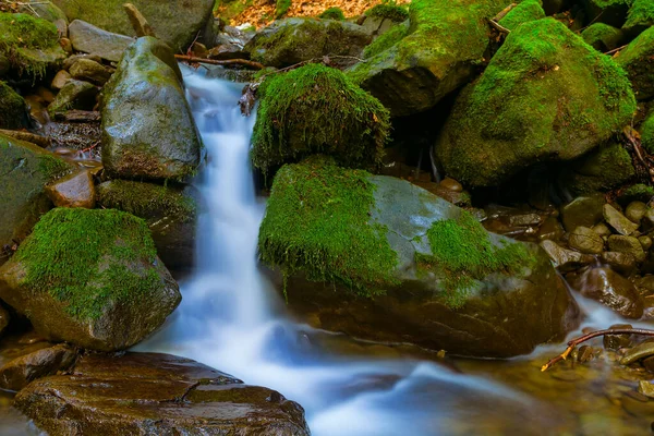 山の川の上の小さな滝 美しい屋外自然背景 — ストック写真