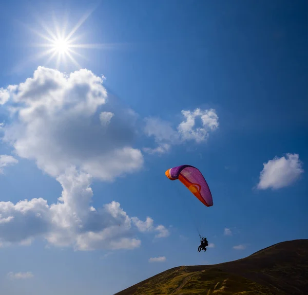 Paraglidista Letící Nad Svahem Slunné Oblačné Obloze Pozadí Extrémní Sportovní — Stock fotografie