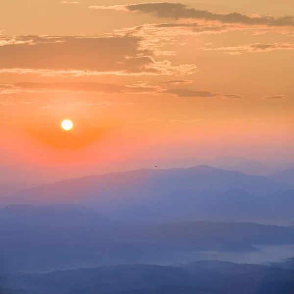 Horský Hřeben Silueta Modré Mlze Při Východu Slunce Brzy Ráno — Stock fotografie