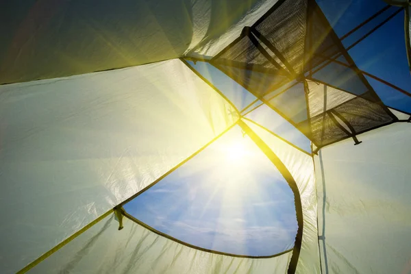 Turistik Çadırdan Gökyüzüne Işıl Işıl Güneş Doğal Seyahat Geçmişi — Stok fotoğraf