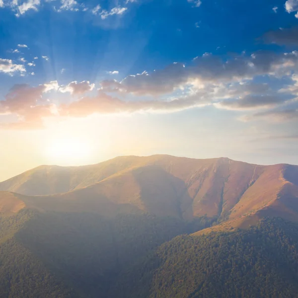 Horský Hřeben Modré Mlze Při Západu Slunce Horské Údolí Cestovní — Stock fotografie