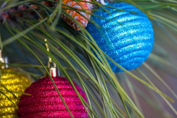 Juguetes Navidad Primer Plano Rama Pino Fondo Natural Año Nuevo — Foto de Stock