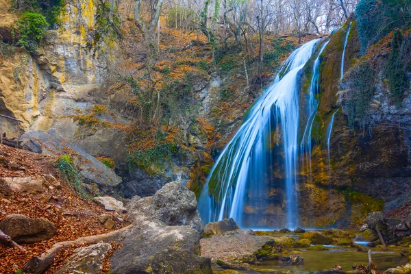 山の川の上に巨大な滝を閉じ 野生の自然旅行の背景 — ストック写真