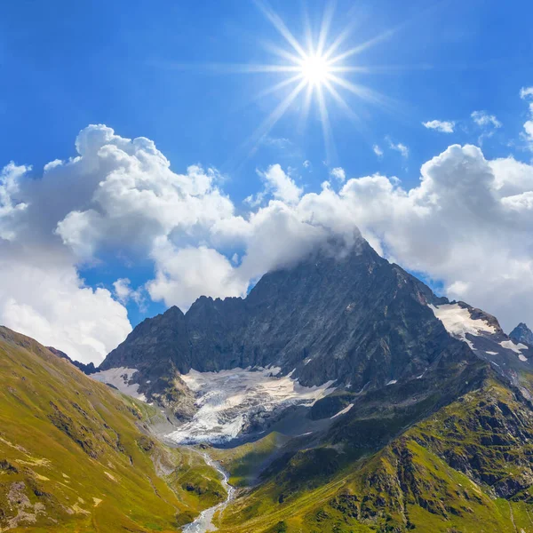 Bergrug Met Gletsjer Onder Een Glinsterende Zon Reisachtergrond — Stockfoto