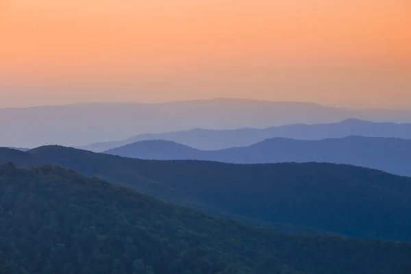 山区链轮廓在清晨 自然旅行背景 — 图库照片