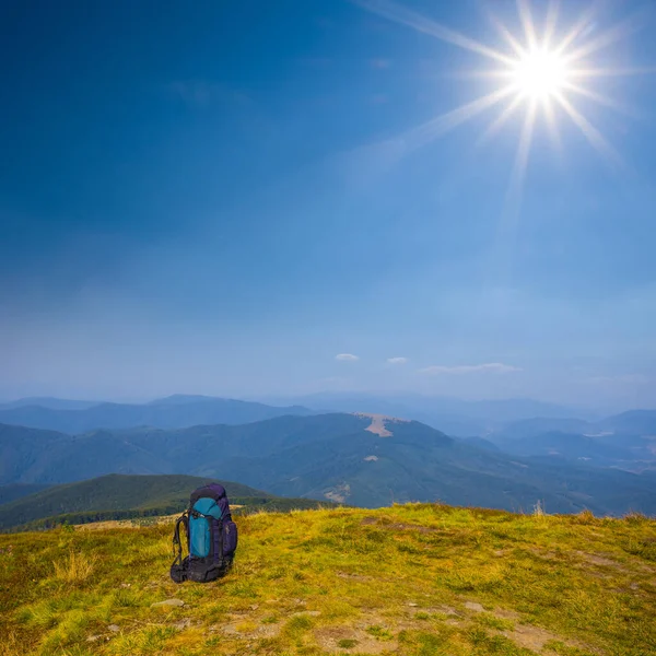 Turistický Batoh Pobyt Vrcholu Mount Světle Jiskřivé Slunce Krásné Cestovní — Stock fotografie
