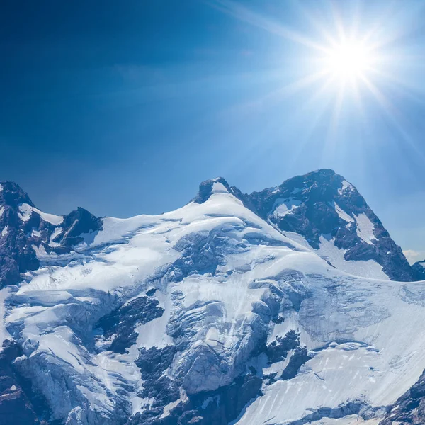 Berg Sneeuw Zonnige Dag Toeristische Bergachtergrond — Stockfoto