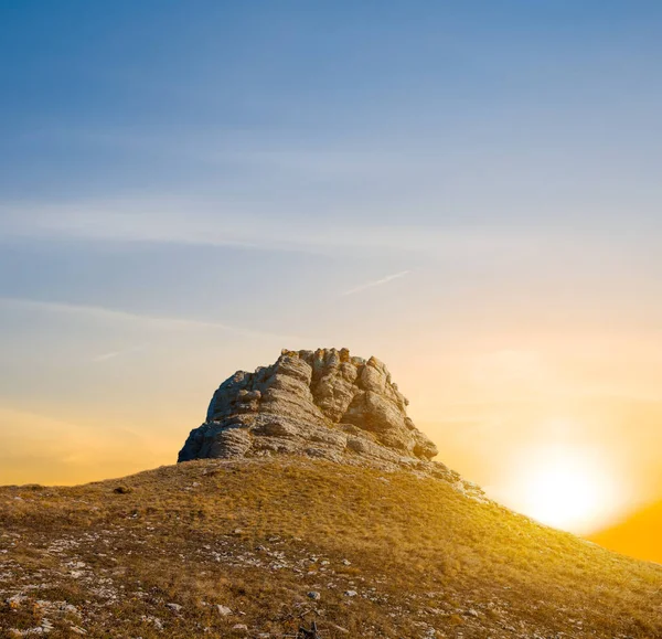 Одинокий Монтаж Вершины Впечатляющий Закат Естественный Горный Фон — стоковое фото