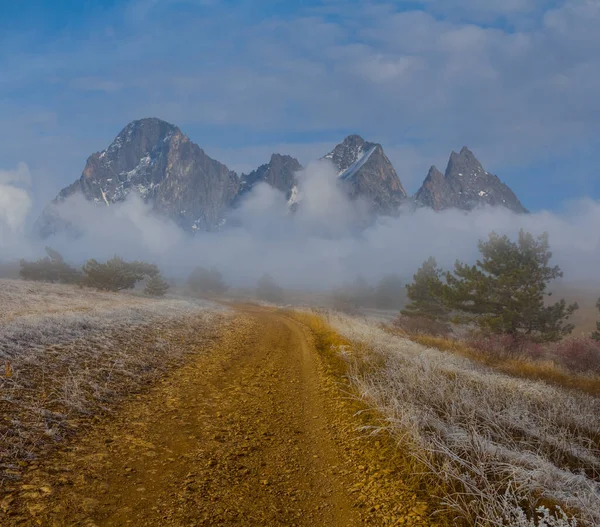 濃い雲の中の秋の山の谷 自然山の背景 — ストック写真