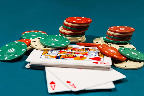 Spielkarten Und Chips Auf Grünem Tuch Hintergrund Zum Glücksspiel — Stockfoto