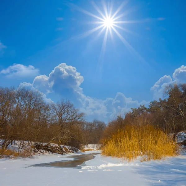 晴れた日に凍った川を溶かす冬の自然背景 — ストック写真