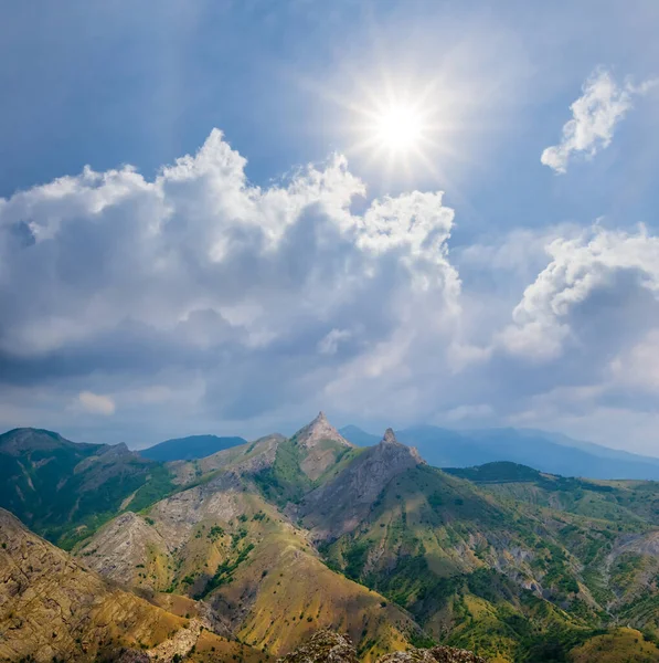 Green Mountain Sunny Day Natural Travel Scene — ストック写真