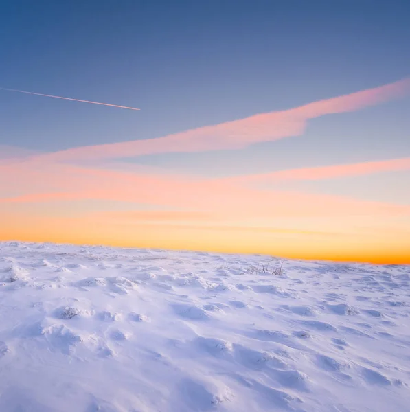 Kış Karlı Ovalarda Alacakaranlıkta Mevsimlik Açık Havada — Stok fotoğraf