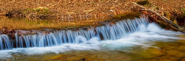 Pequena Cachoeira Rio Montanha Correndo Natural Selvagem Viagem Fundo — Fotografia de Stock