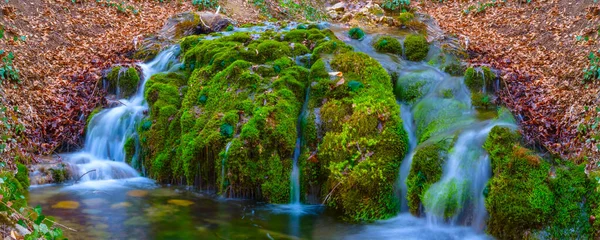 Pequena Cachoeira Rio Montanha Correndo Natural Selvagem Viagem Fundo — Fotografia de Stock