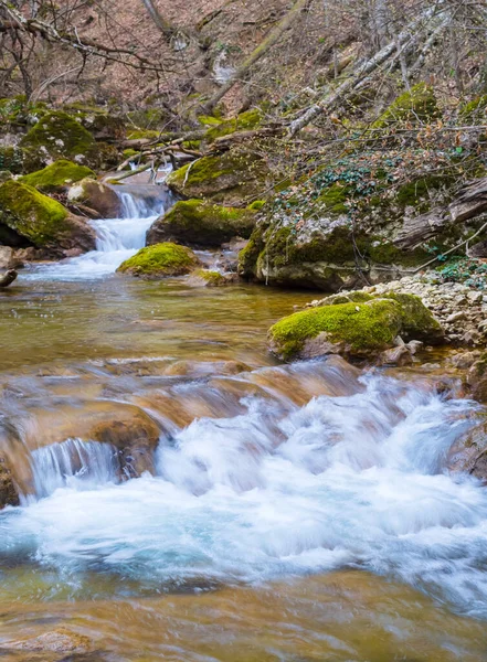 山の川を急いで小さな滝 自然の野生の旅行の背景に — ストック写真