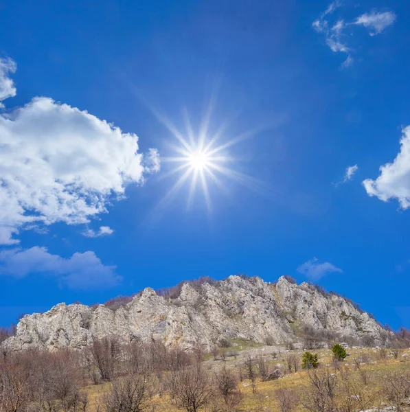 Parlak Güneşin Altındaki Dağ Zinciri Doğal Arka Plan — Stok fotoğraf