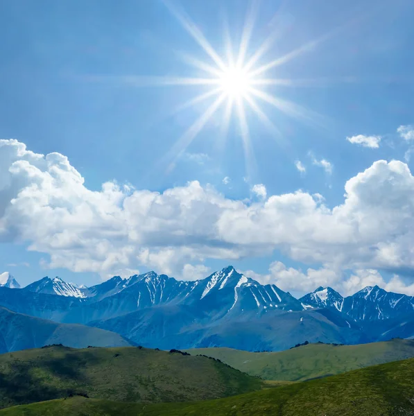 Grünes Gebirgstal Vor Schneebedecktem Grat Unter Glitzernder Sonne — Stockfoto