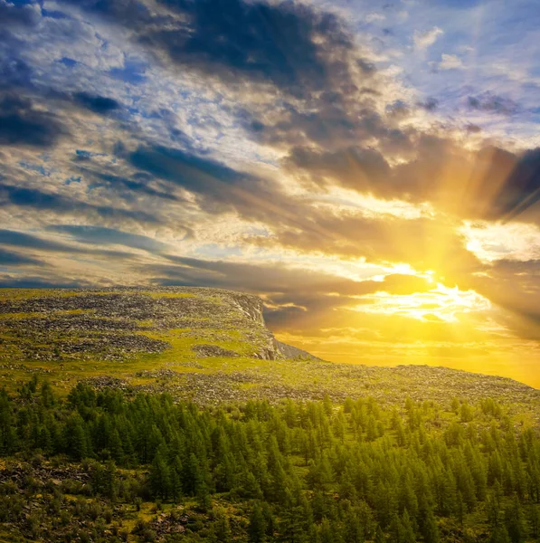 劇的な夕日の山の崖 — ストック写真
