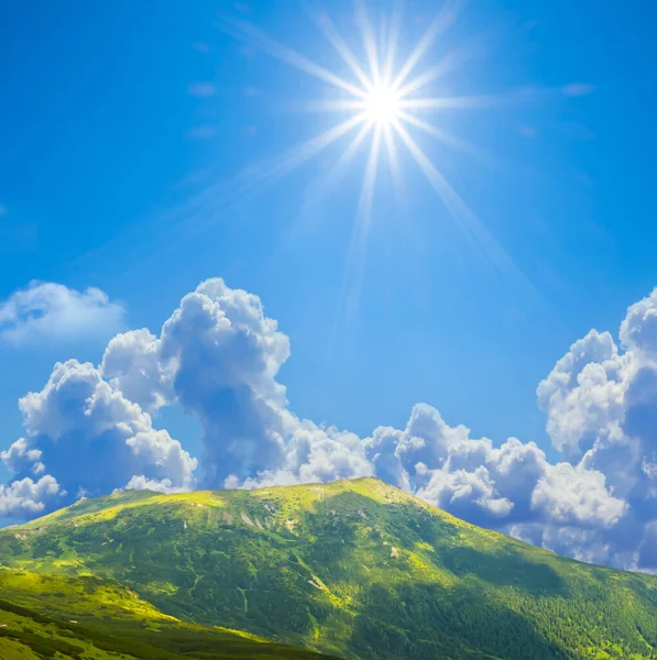 Groene Berg Onder Bewolkte Hemel Zomerdag — Stockfoto