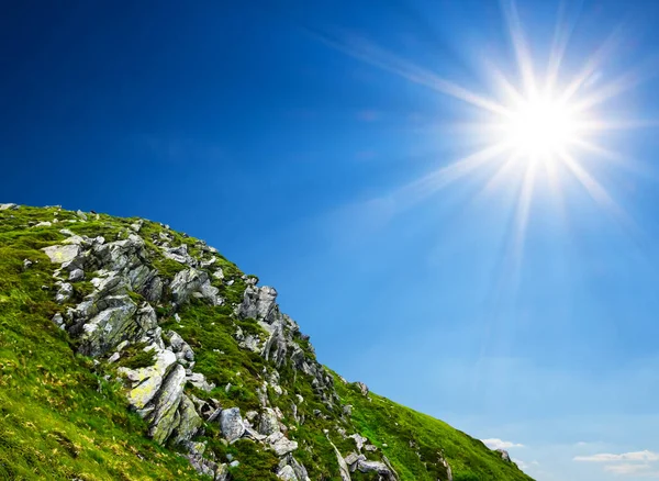 Grönt Berg Molnig Himmel Sommardagen — Stockfoto
