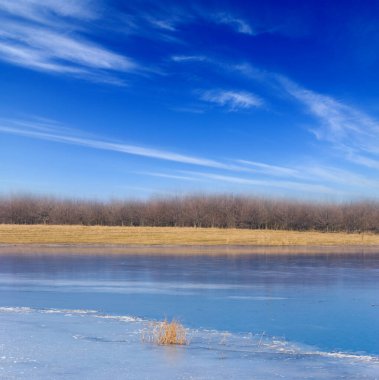 Aydınlık bir günde eriyen bahar nehri, doğal mevsimlik manzara