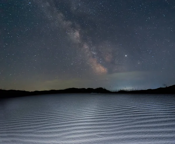 Έναστρο Ουρανό Γαλακτώδη Τρόπο Πάνω Από Την Αμμώδη Έρημο Όμορφη — Φωτογραφία Αρχείου