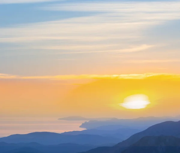 朝一番の山の尾根から海の湾までの眺め大自然の日の出シーン — ストック写真